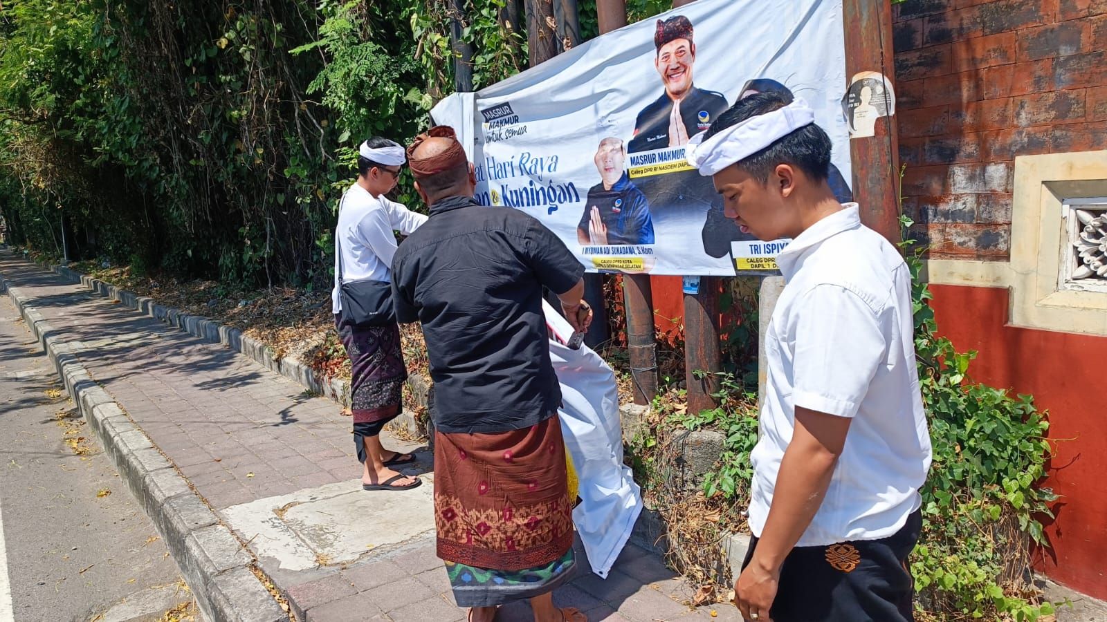 podiumnews.com-Bikin Semrawut, Spanduk Usang Dibrangus